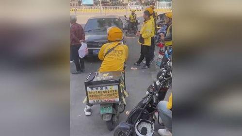 骑手路边吃瓜图片,骑手边骑边吃瓜，趣味横生引路人侧目